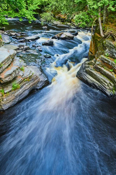 河流流经狭窄的峡谷，与五彩斑斓的岩层相连 — 图库照片