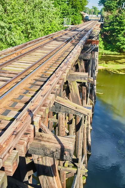 Seitenansicht auf der Eisenbahnbrücke aus altem Holz über Wasser — Stockfoto