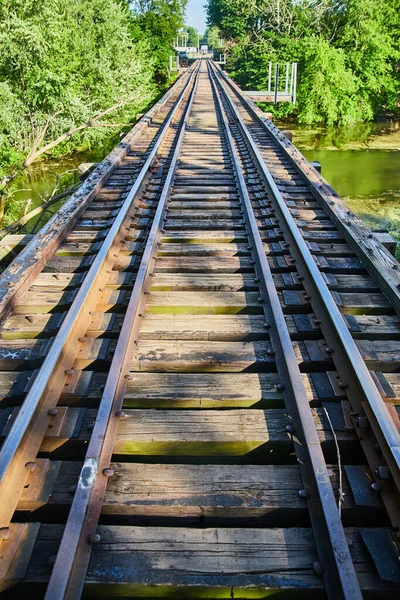 Auf Bahngleisen auf Brücke über Wasser — Stockfoto
