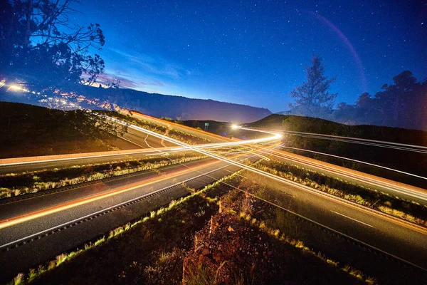 多くの交通が起こる交差点の長時間露光ショットをタイムラプス — ストック写真