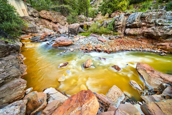 Heldere en bruine rivieren die samenvloeien in de bocht van de canyon — Stockfoto
