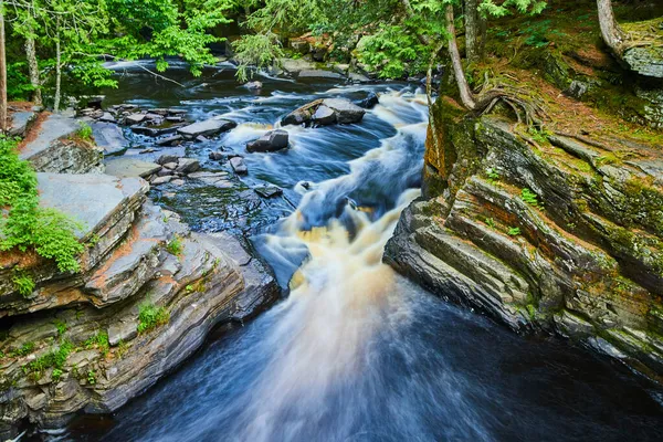 Visa ovanför ravinen med floden genom smal passning och höga färgglada lager av stenar — Stockfoto