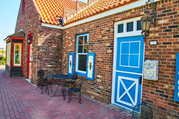 Shopping by skyltfönster av tegel med färgglada blå dörr — Stockfoto