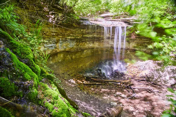 Cachoeira sobre pequeno penhasco ao lado da colina musgosa — Fotografia de Stock