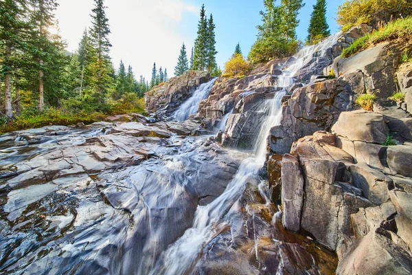 Близкий вид пары водопадов над ярусами серой скалы — стоковое фото