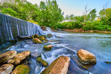 İnsan yapımı baraj ormandaki su yosunlarına şelale yapıyor.