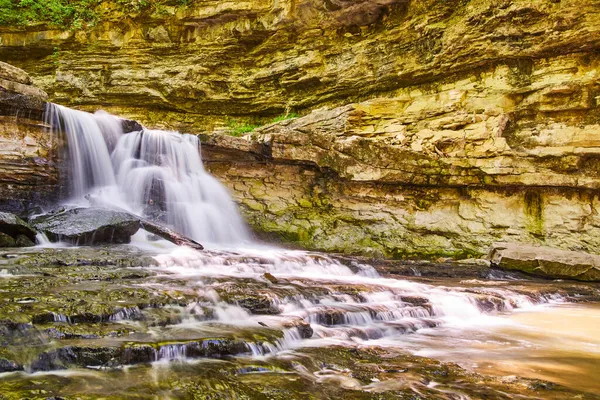 Gran cascada con cascadas creando desfiladero en cañón de roca —  Fotos de Stock