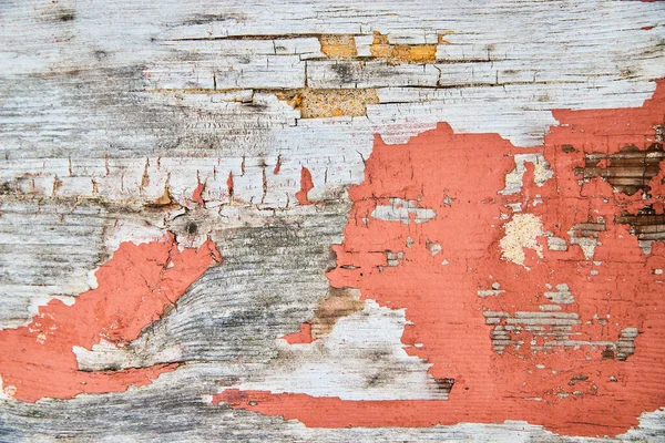 Detalhe de textura de madeira descascando com laranja — Fotografia de Stock