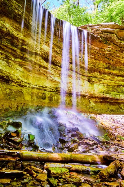 瀑布从悬崖上滴落在岩石上的景象 — 图库照片