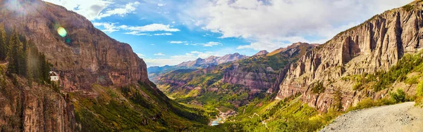 Panorama de vasto vale nas montanhas cercado por penhascos rochosos verticais — Fotografia de Stock
