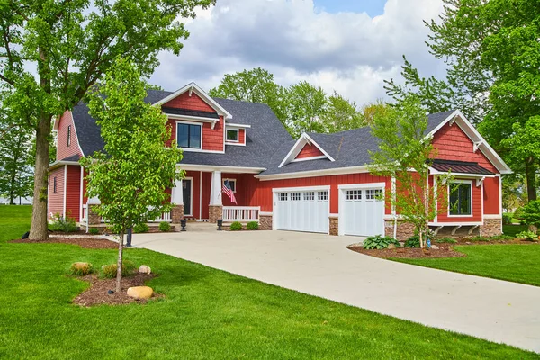 Amerikaans noordoosten 2 verdiepingen huis in de zomer met rood gevelbekleding en prachtig groen gras — Stockfoto