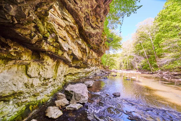 Vista sulla scogliera del canyon dal bordo del fiume — Foto Stock