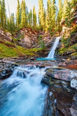 Kanyondan güzel bir şelale. Su seviyesine yakın düşüşler var.