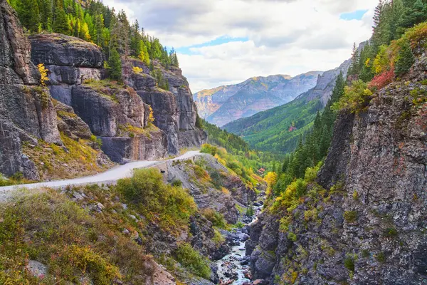 Gevaarlijke onverharde weg in de bergen in de buurt rand met kloof en grote kliffen — Stockfoto