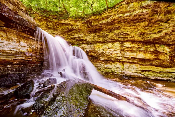 Vattenfall i ravinen ravin med stenblock och stock — Stockfoto