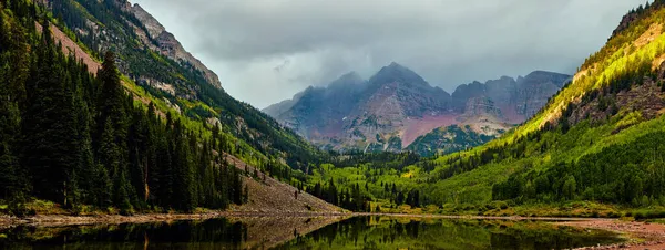 Panorama de icónicas campanas granate montañas con lago y picos de niebla — Foto de Stock