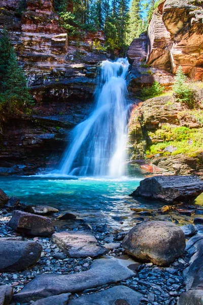 Gyönyörű vízesés kék vízzel és nagy sziklák alján kanyon — Stock Fotó