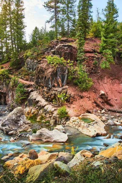 Geheime hippie hete lente door de rivier met trail up rode bergen — Stockfoto