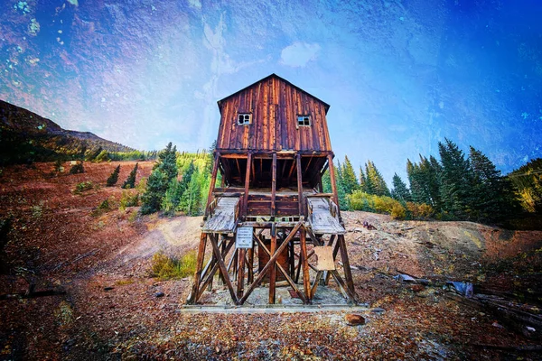 Sobreposição de textura e cor intensa na antiga estrutura de mineração abandonada nas montanhas — Fotografia de Stock