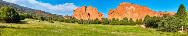 Ormandaki büyük kırmızı kayalardan oluşan bir panorama. — Stok fotoğraf