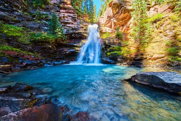 Água azul pura da cachoeira no cânion escondido das montanhas — Fotografia de Stock