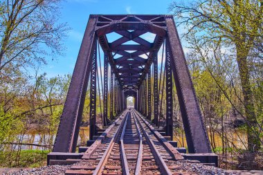 Suyun üzerindeki uzun çelik tren yolu köprüsü