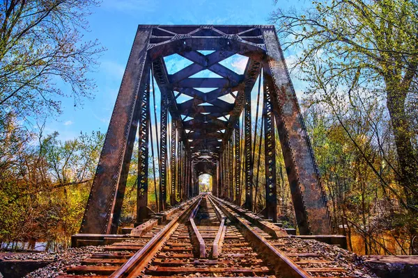 Текстура накладывается на старый стальной мост для железнодорожных путей — стоковое фото