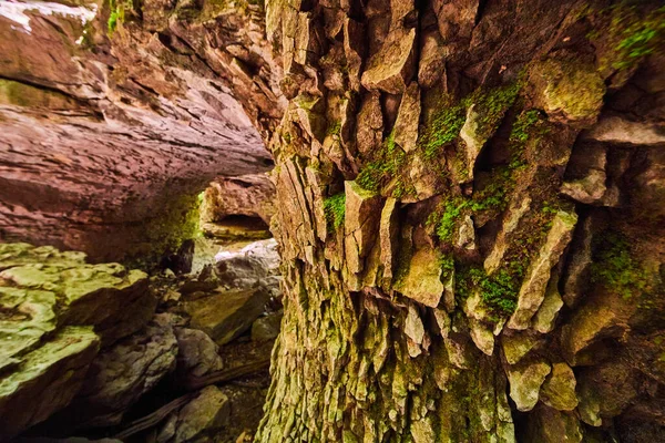 Деталь входа в скалистую пещеру с лишайником — стоковое фото