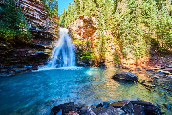 Cascada oculta con agua azul brillante en garganta con pinos —  Fotos de Stock