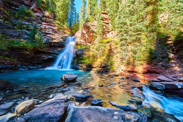 Rochas do rio e desfiladeiro com cachoeira vibrante azul — Fotografia de Stock