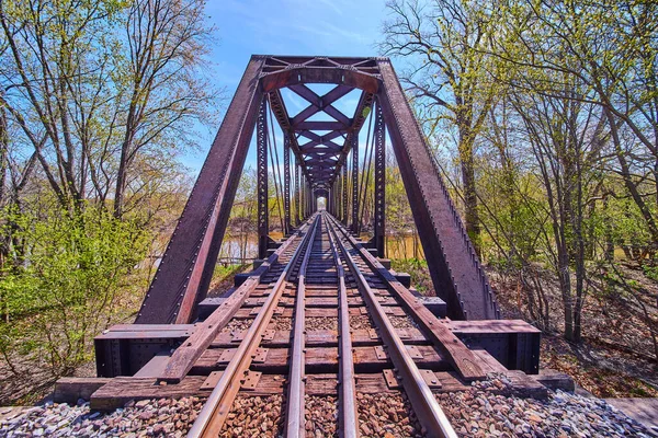 Primer plano en las vías del tren del puente de acero sobre el agua —  Fotos de Stock