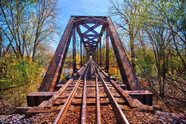 Цветной стальной мост для железнодорожных путей через реку — стоковое фото