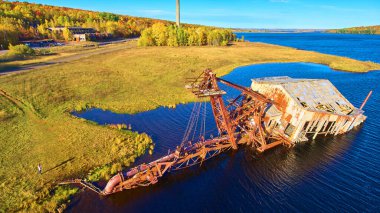 Arka planda bir nehir ve silo ile batık taraklı hava görüntüsü