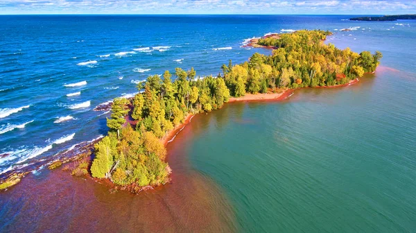 湖中的岛屿，海洋中的岛屿，一边是绿树成荫的海水，另一边是红水 — 图库照片