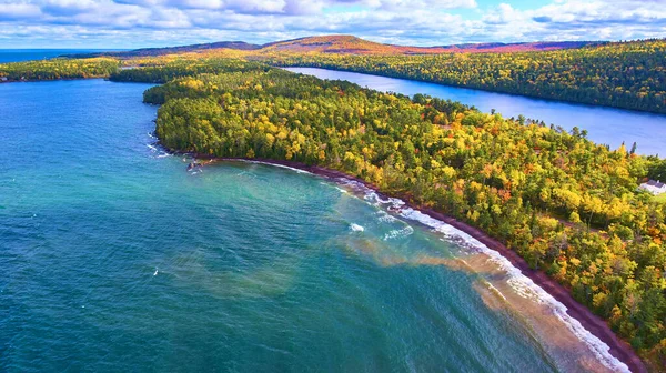 Ostrovní poloostrov s jezerem nebo oceánem po obou stranách a podzimní les s oranžovými, zelenými, červenými a žlutými stromy — Stock fotografie