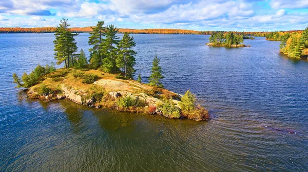 Malé ostrovy ve velkém jezeře během podzimu — Stock fotografie
