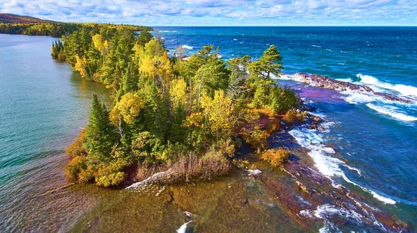 Ocean jezioro lub morze z wyspą drzew i czerwonej plaży i brązowy buk i las z kolorami jesieni zielony, pomarańczowy, żółty i czerwony — Zdjęcie stockowe