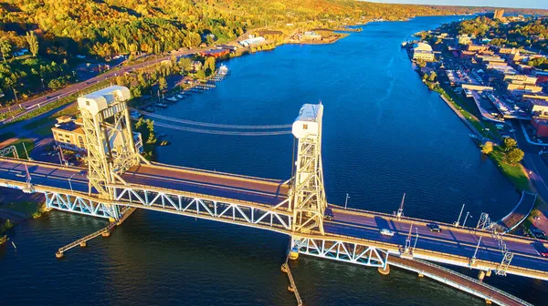 Воздушный мост Хаутон с мостом через залив, который позволяет лодкам проходить под ним в качестве подъемного моста — стоковое фото