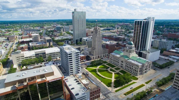 Fotografia aérea do centro de Fort Wayne com vários edifícios altos e o tribunal com pátio verde centrado — Fotografia de Stock