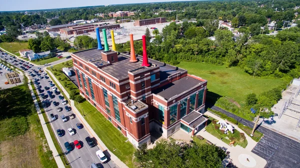 Letecký snímek cihlové budovy s pestrobarevnými komíny Science Central ve Fort Wayne Indiana obklopen stromy — Stock fotografie