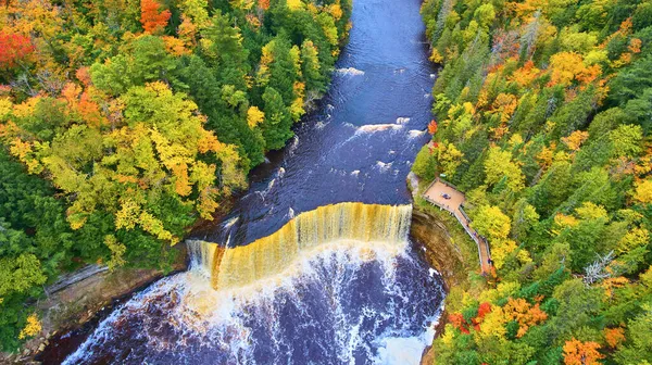 Stora vattenfall vid Tahquamenon Falls antenn skott under hösten — Stockfoto