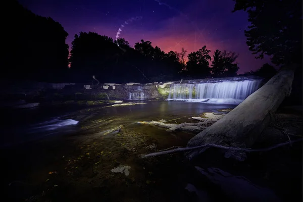 Luzes fantasmagóricas em um crepúsculo roxo com cachoeiras em Cataract Falls — Fotografia de Stock