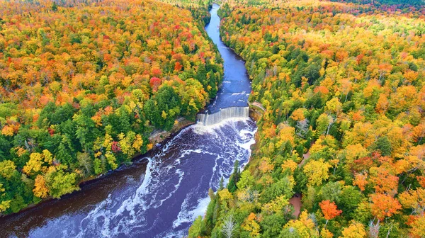 Fall vid Tahquamenon Falls med större flod — Stockfoto
