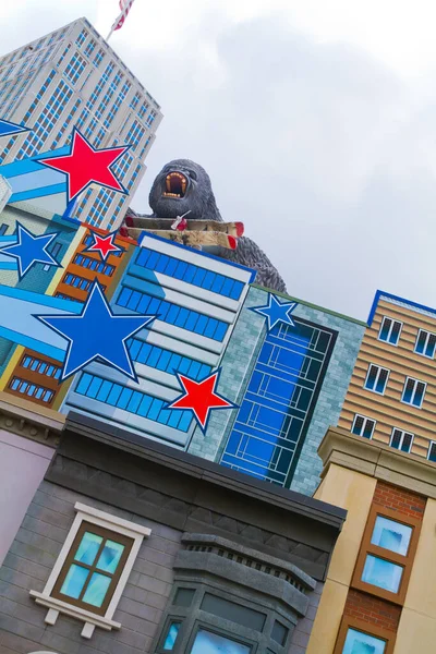 Cartoonish κτίρια με διαφαινόμενο King Kong στο παρασκήνιο με κόκκινο λευκό και μπλε αστέρια που επιβάλλονται στις προσόψεις του κτιρίου — Φωτογραφία Αρχείου
