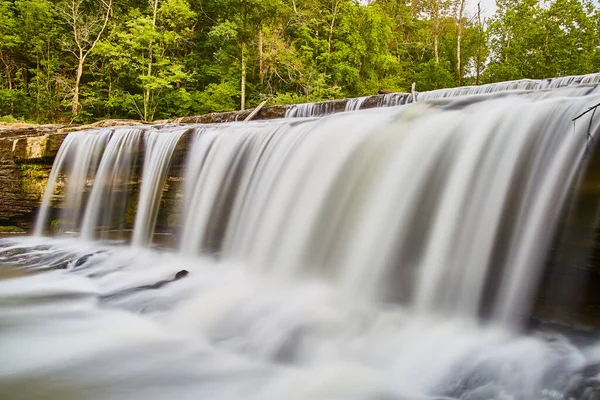 Reuzenwaterval met glad wit water en rotswand — Stockfoto