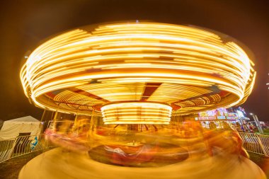 Parlak sarı panayır ya da gece karnaval gezisi ve dönüş