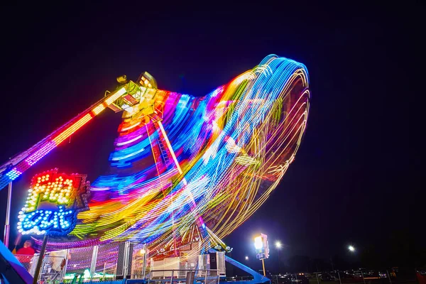 Ausgeflippte Kirmes und Karnevalsfahrt in einem Farbtupfer — Stockfoto