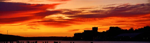 Laranja e vermelho nascer do sol sobre um porto — Fotografia de Stock