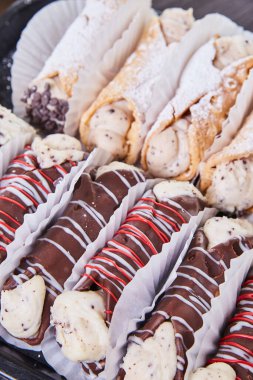 Çikolata ya da pudra şekerli lezzetli kanolli tepsi