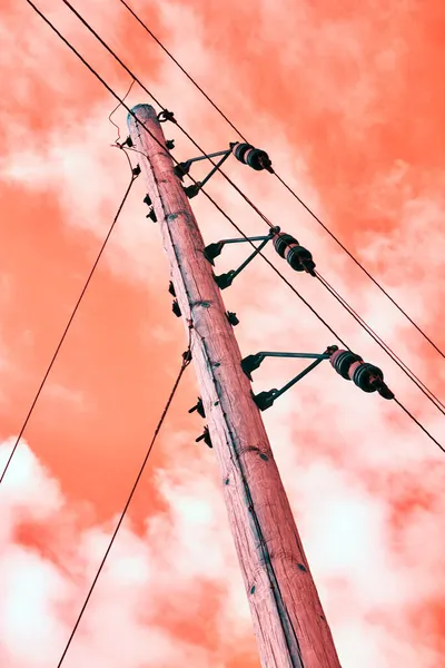 Poteau téléphonique infrarouge avec une teinte rouge et orange — Photo